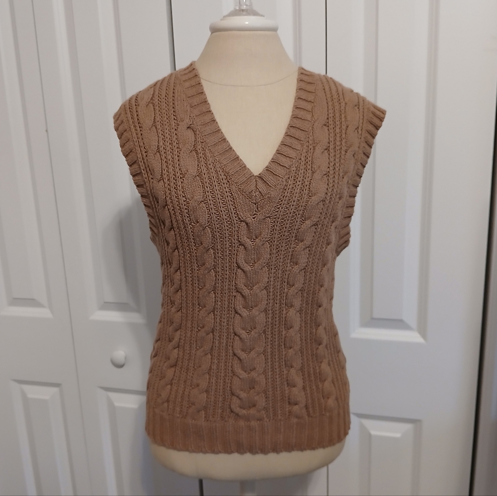 LIKE NEW AEO Ladies Chunky Cable Knit Sweater Vest Tan Light Brown Medium
